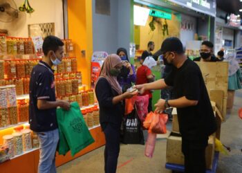 Salah satu lokasi agihan makanan  di beberapa kawasan di ibu negara pada hari terakhir Ramadan semalam.