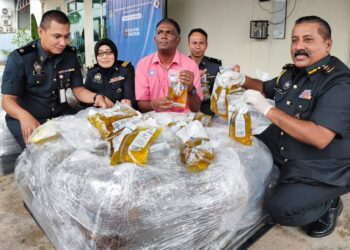 S. JEGAN (tengah) menunjukkan minyak masak peket 1kg yang dirampas daripada seorang peruncit yang disyaki cuba menyorokkan barangan itu dalam sidang akhbar di Stor Penyimpanan Eksibit KPDN Pulau Pinang di Bukit Mertajam hari ini. - Pic: IQBAL HAMDAN