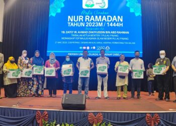 AHMAD ZAKIYUDDIN Abdul Rahman (kiri) bersama sebahagian penerima bantuan Nur Ramadan Tahun 2023M/1444H daripada ZPP di Butterworth, Pulau Pinang hari ini.