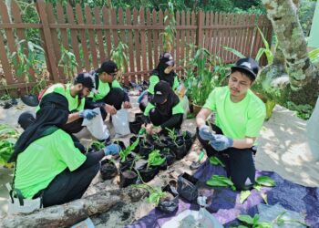 SEBAHAGIAN daripada peserta program 'Friends of Sea Turtles' yang bertujuan menyokong usaha-usaha pemeliharaan penyu di Taman Negara Teluk Bahang, Pulau Pinang semalam.