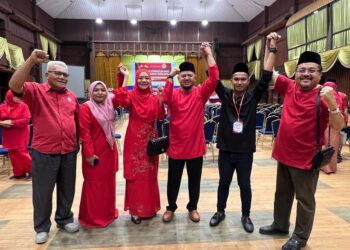 FATHUL Bari Mat Jahya (tiga dari kanan) bergambar bersama sebahagian jawatankuasa baharu UMNO Bahagian Kangar yang dipilih dalam pemilihan parti itu, malam tadi. -UTUSAN/ASYRAF MUHAMMAD
