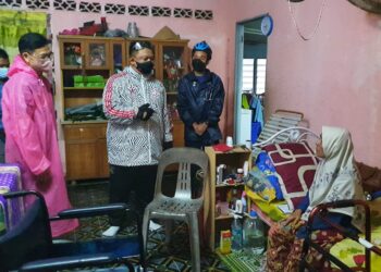 TUANKU Syed Faizuddin Putra Jamalullail (dua dari kiri) berkenan untuk singgah di salah sebuah rumah asnaf sekitar kawasan Kurong Anai, Arau, Perlis bagi menyampaikan sumbangan agihan zakat MAIPs. -UTUSAN