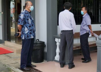 TIGA pengarah syarikat yang didakwa atas
600 tuduhan melanggar syarat lesen kedai bebas cukai di Mahkamah Majistret Pengkalan Hulu di Gerik hari ini. - UTUSAN/ZULFACHRI ZULKIFLI