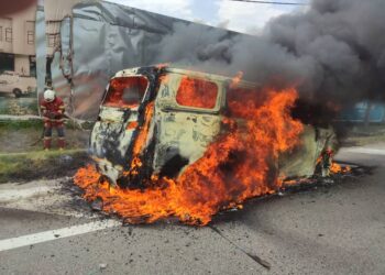 SEORANG wanita dan anaknya terselamat selepas MPV jenis Toyota Vellfire yang dinaiki mereka hangus dalam kejadian di Kilometer (KM) 134 Lebuh Raya Utara Selatan (PLUS) Permatang Pauh, Perai, Pulau Pinang petang ini. - Pix: IHSAN JBPM PULAU PINANG