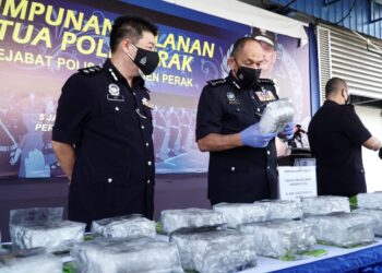 MIOR Faridalathrash Wahid (tengah) menunjukkan dadah yang dirampas dalam dua serbuan di Daerah Hilir Perak dalam sidang akhbar di IPK Perak di Ipoh hari ini. - UTUSAN/ZULFACHRI ZULKIFLI