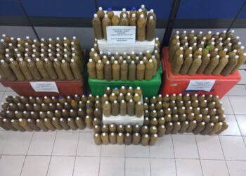 SEBAHAGIAN air ketum yang siap dibotol utuk dijual dirampas polis dalam satu serbuan oleh Bahagian Siasatan Jenayah Narkotik, IPD Shah Alam di Seksyen 24 di Shah Alam, Selangor, semalam.