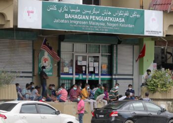 SEBAHAGIAN warga asing beratur bagi memperbaharui pas lawatan kerja di Jabatan Penguatkuasa
Imigresen Malaysia Negeri Kelantan di Jalan Gajah Mati, Kota Bharu. – UTUSAN/ZULHANIFA SIDEK