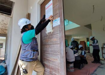 SEBANYAK tiga buah rumah disita CIDB atas pelbagai kesalahan dalam operasi yang dijalankan di sekitar Nibong Tebal, Pulau Pinang hari ini. - Pic: IQBAL HAMDAN