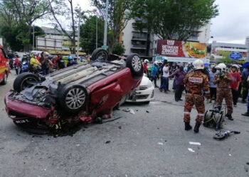 ANGGOTA bomba mengambil masa hampir 25 minit bagi membantu mengeluarkan pemandu kereta yang tersepit dalam kejadian kemalangan di persimpangan lampu isyarat Jalan Tengah-Bayan Baru, Pulau Pinang petang tadi.