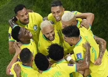 Neymar diraikan rakan sepasukan selepas menjaringkan gol kedua membantu kemenangan Brazil mengatasi Korea Selatan 4-1, sebentar tadi.