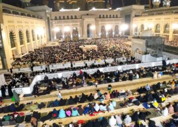 Umat Islam membanjiri Masjidil Haram untuk menunaikan solat Terawih pada 10 malam terakhir Ramadan. - Gambar Ihsan Bazaie Ahmad