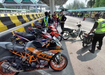 SEBAHAGIAN daripada 11 buah motosikal yang disita dalam tempoh dua jam atas pelbagai kesalahan dalam satu operasi motosikal berhampiran plaza tol Jambatan Pulau Pinang hari ini.