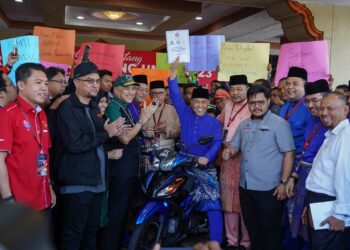 Ahmad Zahid Hamidi bersama Memorandum Penubuhan Suruhanjaya Ekonomi GIG Malaysia (SEGM) ketika bertemu dengan sebahagian wakil Persatuan Penghantar, wakil Gabungan E-Hailing Malaysia dan wakil MTUC bersama Sekretariat NGO & Kesatuan Kerja di perkarangan Dewan Merdeka, Pusat Dagangan Dunia (WTC) Kuala Lumpur  hari ini. -  UTUSAN/AMIR KHALID