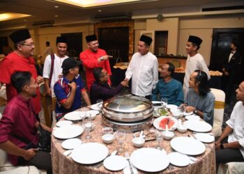FATHUL Bari Mat Jahya (berdiri, tiga dari kiri) beramah mesra bersama pengamal media sewaktu Majlis Iftar Ramadan bersama kepemimpinan UMNO Bahagian Kangar di Hotel Regency, Kangar, Perlis semalam.-UTUSAN/IZLIZAN OTHMAN