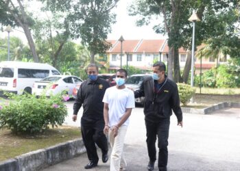 NOOR Kalam Soyut Alam yang dituduh merasuah pegawai Maritim Malaysia dibawa ke Mahkamah Sesyen Alor Setar hari ini. - UTUSAN/MOHD. RAFIE AZIMI
