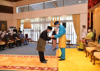 SULTAN Sharafuddin menyerahkan watikah pelantikan kepada Abdul Aziz dalam satu istiadat di Istana Bukit Kayangan, Shah Alam, Selangor hari ini.