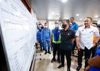 ONN HAFIZ melawat mangsa ribut yang ditempatkan di PPS Dewan Serbaguna Taman Johor Jaya, Johor Bahru.