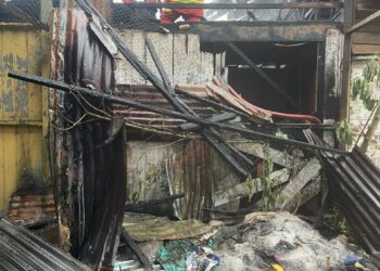ANGGOTA bomba memadamkan kebakaran membabitkan tiga buah rumah di Jalan Kuala Muda, Kepala Batas, Pulau Pinang dalam kejadian petang tadi. - Pix: IHSAN JBPM