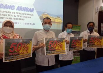 TAN TEIK CHENG (dua dari kiri) dalam sidang akhbar mengenai pembiayaan 50 peratus tambang feri Pulau Pinang kepada pengguna kenderaan dua roda selama enam bulan mulai 1 Januari hingga 30 Jun 2022 di Georgetown, Pulau Pinang hari ini.