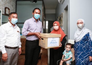 MOHD. Sabirin Mohd Sarbini (tengah) bersama Pengarah PERKESO Negeri Selangor, Zainol Abu (kiri) menyerahkan sumbangan Kotak Prihatin dan bayaran faedah pengurusan mayat PERKESO kepada Siti Asma Ahmad Izhar waris kepada Allahyarham Khairul Ameer Anor Shamsuddin di Simfoni Perdana LBS, Puncak Alam, di Kuala Selangor, Selangor. - FOTO/AFIQ RAZALI