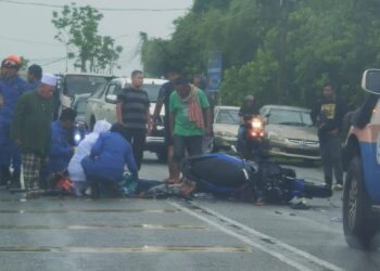 SEPASANG suami isteri maut selepas motosikal dinaiki merempuh belakang lori di KM7.6 Jalan Kangar-Padang Besar, Perlis semalam.- UTUSAN