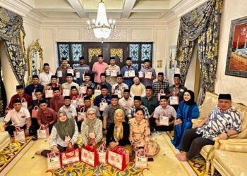 TUANKU Syed Faizuddin Putra Jamalullail 
dan Tuanku Hajah Lailatul Shahreen Akashah Khalil pada Majlis Mesra Ukhwah Silaturahim 2023 bersama warga petugas Istana Arau di Bilik Menghadap Kuning Istana Arau baru-baru ini.-UTUSAN