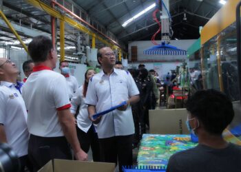 AZMAN Mohd. Yusof (tengah) mengadakan lawatan ke sebuah kilang pembuatan mainan kanak-kanak di kawasan perindustrian Alor Gajah, Melaka. - UTUSAN/RASUL AZLI SAMAD