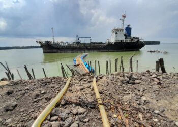 KAMARUL ZAMAN MAMAT (dua dari kanan) meninjau lokasi yang menjadi markas operasi sindiket penyeludupan minyak diesel di Jeti Sungai Tiram, Johor.