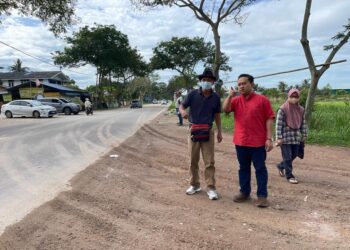WAN SAIFUL Wan Jan (baju merah) ketika turun padang mendengar keluhan peniaga dan penduduk yang berdepan masalah habuk ekoran pergerakan kenderaan berat di Kampung Lubuk Meriam, Tasek Gelugor, Pulau Pinang hari ini.