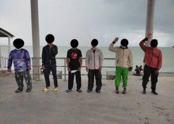 TEKONG dan kru nelayan warga asing yang menangkap ikan menggunakan bot nelayan tempatan ditahan di kedudukan 4.0 batu nautika barat Kuala Muda Pulau Pinang.