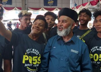 SYED Abu Hussin Hafiz Syed Abdul Fasal (tengah) bersama anak muda pada program di Pusat Khidmat beliau di Bukit Gantang hari ini.- UTUSAN/WAT KAMAL ABAS