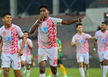 SARAVANAN meraikan gol jaringannya ketika menentang Imigresen FC dalam perlawanan pusingan kedua Piala FA di Stadium Bola Sepak Kuala Lumpur sebentar tadi.