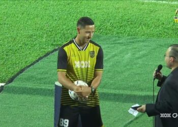 Pemain Croatia, Stipe Plazibat diperkenalkan kepada penonton sebelum perlawanan persahabatan Perak FC denga Christian Universiti Korea Selatan, semalam