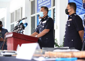 MOHAMAD Fahkrudin Abdul Hamid ketika sidang akhbar kegiatan pengedaran dadah membabitkan penuntut kolej swasta.