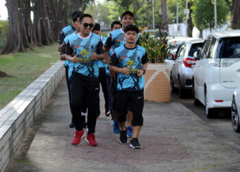 MUHAMAD ZULHUSNI Basri (kanan) bersama rakan pasukannya ketika melakukan latihan kecergasan di Persiaran Gurney, George Town di sini baru-baru ini. IQBAL HAMDAN