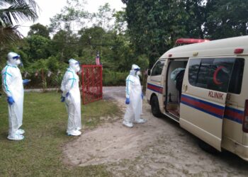 Petugas kesihatan tiba di SMK Duha di Rembau bagi membuat saringan pelajar pada 26 Oktober 2020.