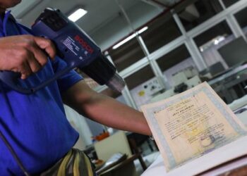 PETUGAS melakukan proses mencetak sijil kelahiran anak. - CNN INDONESIA