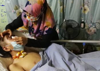 Engku Intan Nurul Ain menjaga anaknya Zaxry yang terpaksa terlantar di atas katil akibat dilanggar lari sebuah lori enam bulan lalu.