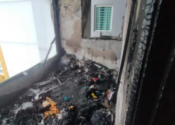 KEADAAN sebuah bilik yang dihuni dua beradik di tingkat 11, Flat Central Garden di Jelutong, Pulau Pinang yang hangus dalam kebakaran pagi tadi. - Pix IHSAN JBPM P. PINANG