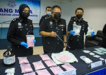 MUSTAFA KAMAL GANI Abdullah menunjukkan dadah yang dirampas daripada satu sindiket di Butterworth, Pulau Pinang hasil serbuan sejak empat hari lalu dalam sidang akhbar di IPD SPT pada 26 Julai 2021.