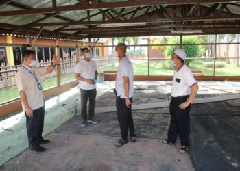 DR. Mohd. Azman (kanan) memberi taklimat kepada petugas di PKRC Gelanggang Seni, Kota Bharu semalam. - UTUSAN/ROHANA MOHD. NAWI