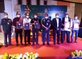 NORAZAM Khamis (empat dari kanan) bergambar bersama penerima sijil penghargaan bomba sukarela di pusat membeli-belah Central I-City di Shah Alam, Selangor. - UTUSAN /  MOHAMAD NAUFAL MOHAMAD IDRIS