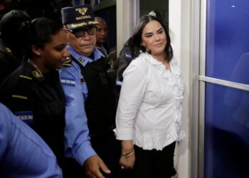 ROSA BONILLA (baju putih) disabit kesalahan menyeleweng dana untuk kanak-kanak miskin. - AGENSI