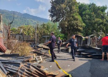 SOFFIAN Santong meninjau lokasi kebakaran membabitkan tiga buah rumah yang mengorbankan seorang kanak-kanak berusia tujuh tahun di Kampung Pisang, Air Itam, Georg Town, Pulau Pinang hari ini.