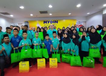FAISAL Shahbudin (tengah) bersama sebahagian daripada 50 penghuni Persatuan Kebajikan Anak-anak Yatim Islam Pulau Pinang dalam program Shopping Spree JKSB di Bukit Jambul, Pulau Pinang hari ini. - Pic: IQBAL HAMDAN
