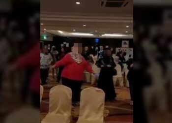 TANGKAP layar individu menari tanpa pelitup muka dalam sebuah program politik dekat sebuah hotel di Shah Alam, Selangor.
