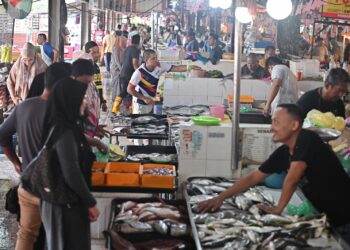Kesibukan di Pasar Chabang Tiga, Kuala Terengganu semalam. 
– UTUSAN/PUQTRA HAIRRY ROSLI