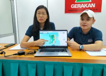 TAN Zhen Zune (kanan) dan Heng See Lin dalam sidang akhbar mengenai program publisiti dan penyertaan awam Draf Rancangan Tempatan Pulau Pinang (Pulau) 2030 di pejabat Gerakan, George Town, Pulau Pinang hari ini.