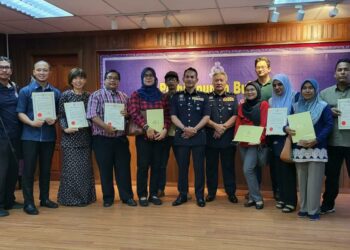 ROHAIMI Md. Isa (tengah) bersama wakil media yang menerima sijil penghargaan selepas Perhimpunan Bulanan PDRM Terengganu di Kuala Terengganu, hari ini. - UTUSAN/TENGKU DANISH BAHRI TENGKU YUSOFF