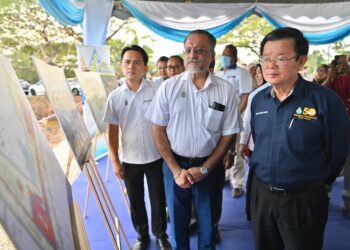 CHOW Kon Yeow (kanan) melihat pelan  pembangunan projek pasar awam dan penjaja Bandar Cassia di Batu Kawan, Pulau Pinang hari ini.